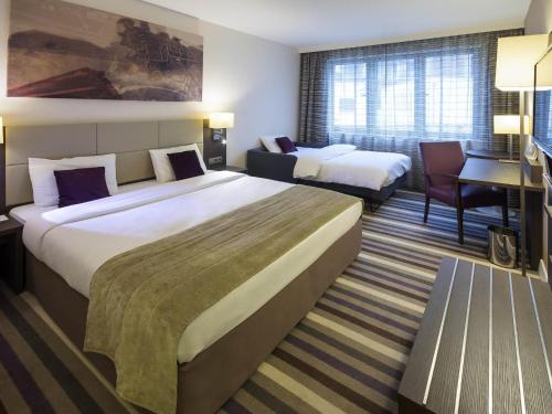 Habitación Doble Superior con sofá del hotel Mercure Brussels Centre Midi. Foto 2