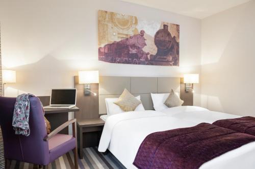 Habitación Doble Superior con sofá del hotel Mercure Brussels Centre Midi. Foto 3