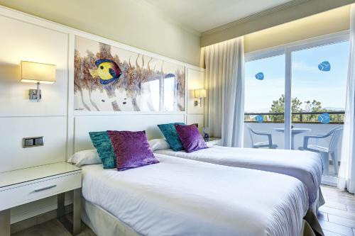 Habitación Doble con vistas laterales al mar del hotel Grupotel Maritimo. Foto 5
