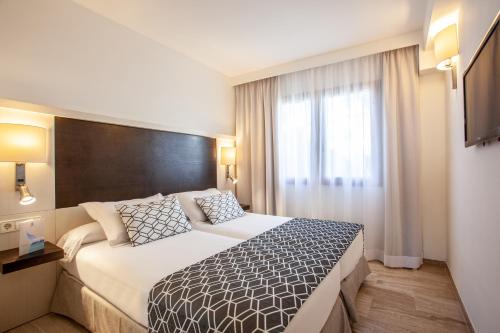 Apartamento con 1 dormitorio y vistas laterales al mar del hotel Grupotel Los Príncipes and Spa. Foto 1