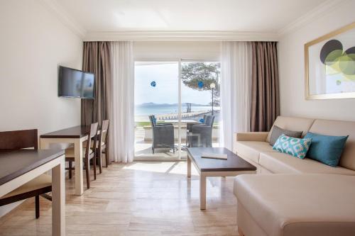 Apartamento con 1 dormitorio y vistas laterales al mar del hotel Grupotel Los Príncipes and Spa. Foto 2