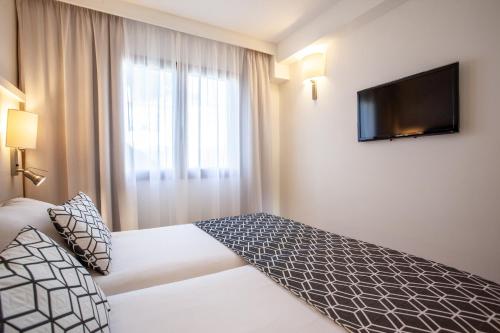 Apartamento con 1 dormitorio y vistas laterales al mar del hotel Grupotel Los Príncipes and Spa. Foto 3