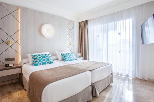 Habitación doble Lujo con salón Sofá Cama incluido 2 Camas individuales del hotel Grupotel Los Príncipes and Spa. Foto 1