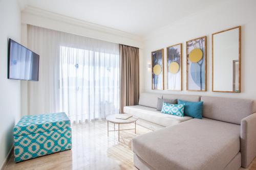 Habitación doble Lujo con salón Sofá Cama incluido 2 Camas individuales del hotel Grupotel Los Príncipes and Spa. Foto 2