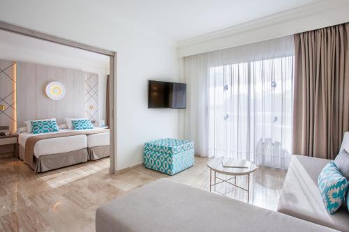 Habitación doble Lujo con salón Sofá Cama incluido 2 Camas individuales del hotel Grupotel Los Príncipes and Spa. Foto 3
