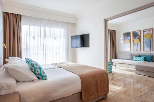 Habitación doble Lujo con salón Sofá Cama incluido 2 Camas individuales del hotel Grupotel Los Príncipes and Spa. Foto 4