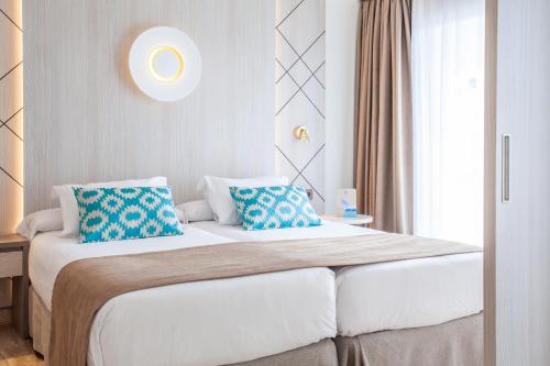 Habitación doble Lujo con salón Sofá Cama incluido 2 Camas individuales del hotel Grupotel Los Príncipes and Spa. Foto 5