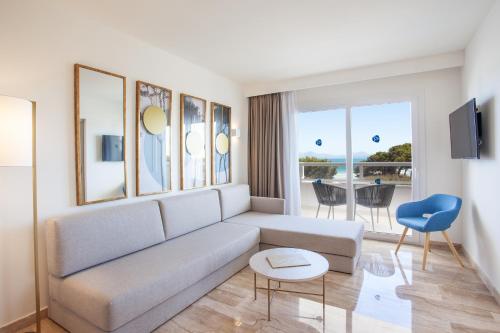 Habitación Deluxe con vistas laterales al mar del hotel Grupotel Los Príncipes and Spa