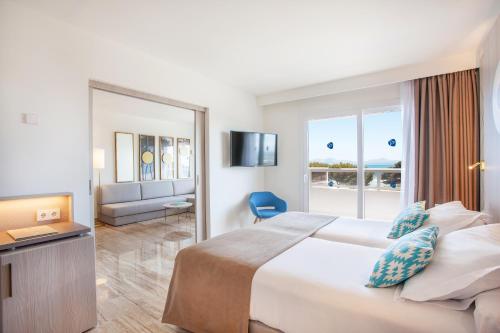 Habitación Deluxe con vistas laterales al mar del hotel Grupotel Los Príncipes and Spa. Foto 2