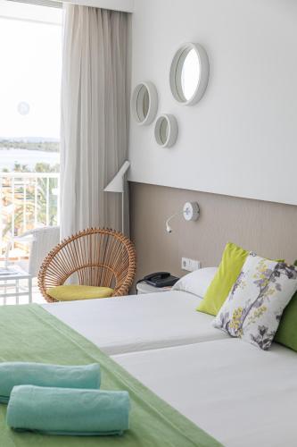 Habitación Doble con balcón y vistas a la piscina del hotel JS Sol de Alcudia