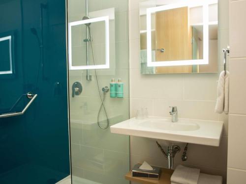 Habitación Superior con cama grande y sofá del hotel Novotel London Wembley. Foto 4