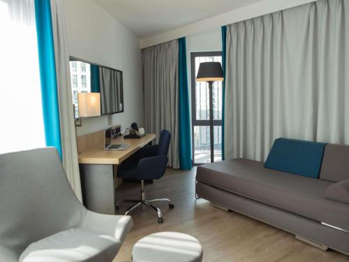 Habitación Doble Executive con sofá del hotel Novotel London Wembley. Foto 2