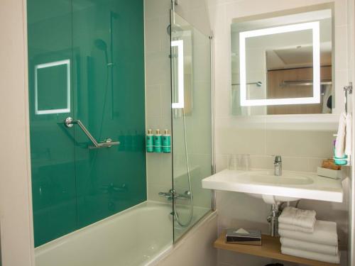 Habitación Doble Executive con sofá del hotel Novotel London Wembley. Foto 5