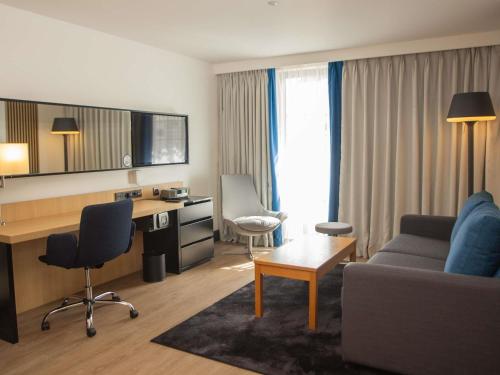 Suite Superior con cama grande y sofá del hotel Novotel London Wembley