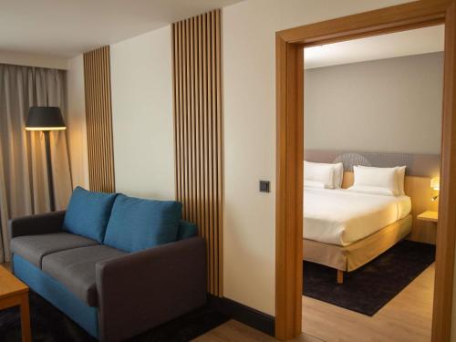 Suite Superior con cama grande y sofá del hotel Novotel London Wembley. Foto 1