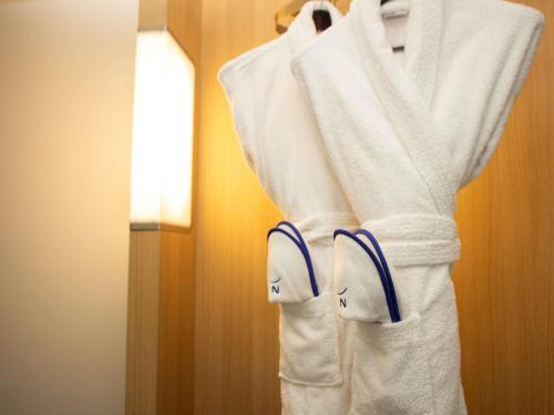 Suite Superior con cama grande y sofá del hotel Novotel London Wembley. Foto 4