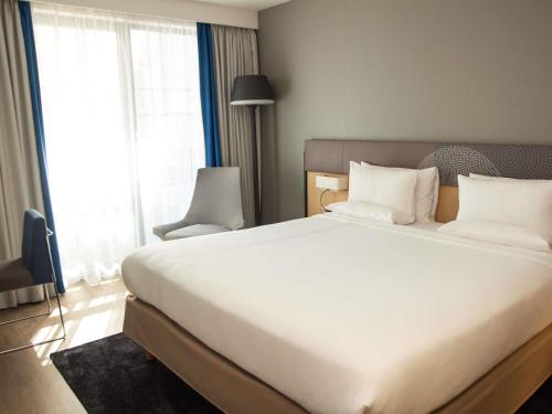 Suite Superior con cama grande y sofá del hotel Novotel London Wembley. Foto 8