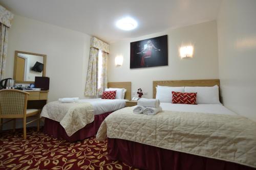 Habitación familiar - cama doble e individuales del hotel Best Western Greater London. Foto 1