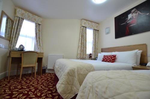 Habitación familiar - cama doble e individuales del hotel Best Western Greater London. Foto 4