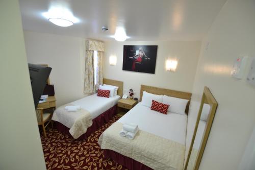 Habitación familiar - cama doble e individuales del hotel Best Western Greater London. Foto 5