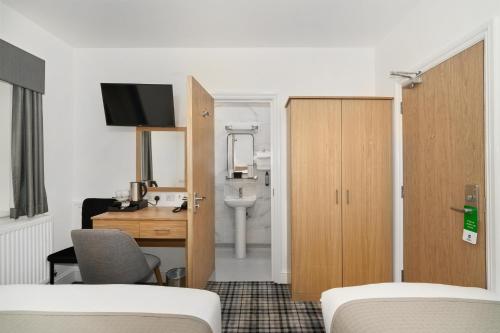 Habitación Doble Estándar - 2 camas - No fumadores del hotel Best Western Greater London. Foto 9
