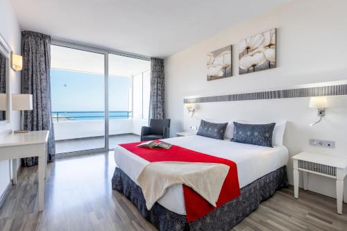Apartamento de 1 dormitorio con vistas a la piscina del hotel Pierre and Vacances Marazul del Sur. Foto 1