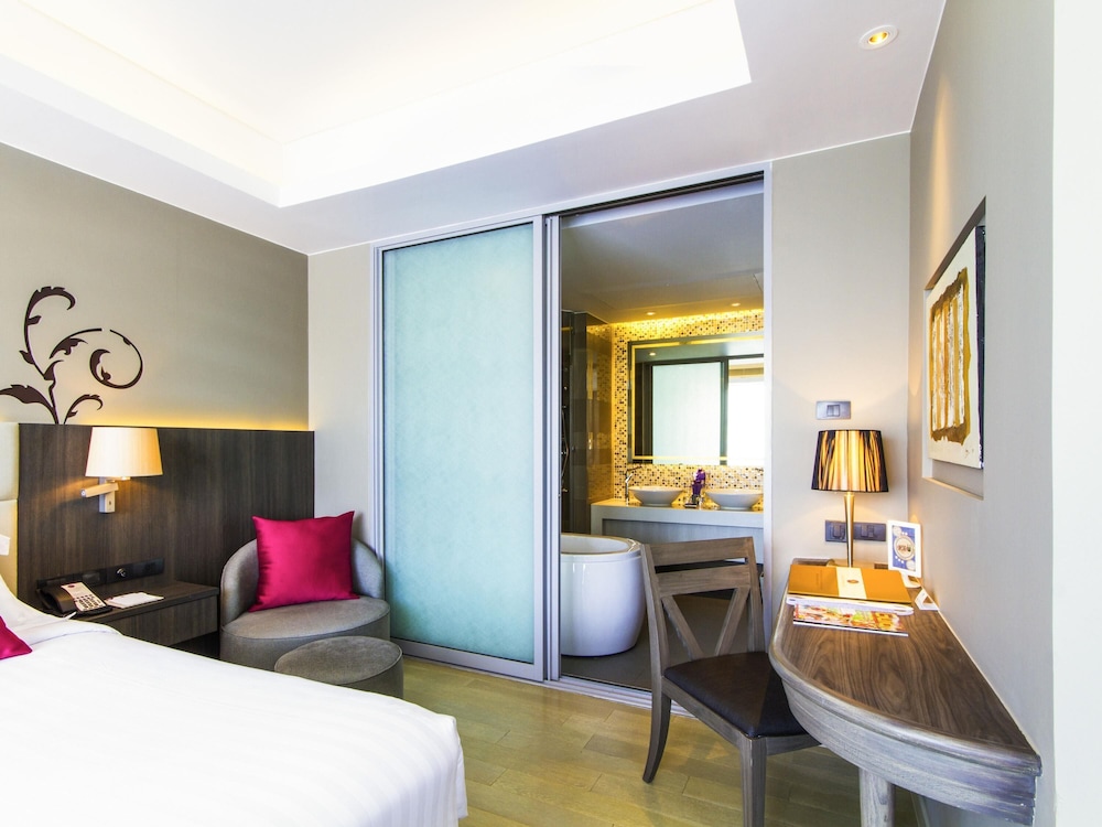 Suite Superior 1 cama King del hotel Grand Mercure Phuket Patong. Foto 5