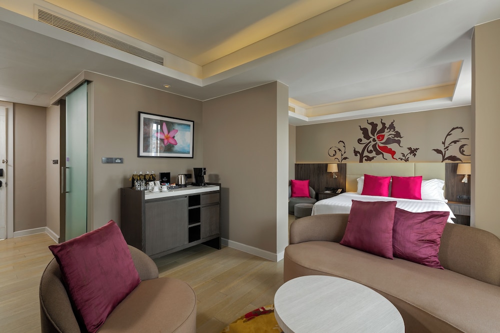 Suite Superior 1 cama King del hotel Grand Mercure Phuket Patong. Foto 2