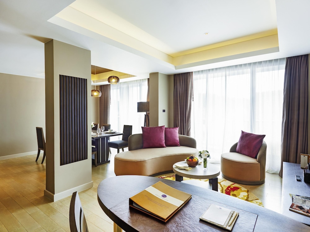 Suite Deluxe 1 Cama King del hotel Grand Mercure Phuket Patong. Foto 2
