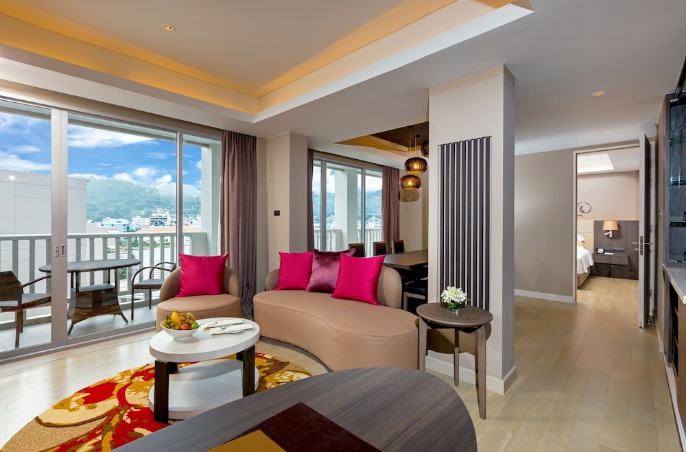 Suite Deluxe 1 Cama King del hotel Grand Mercure Phuket Patong. Foto 3