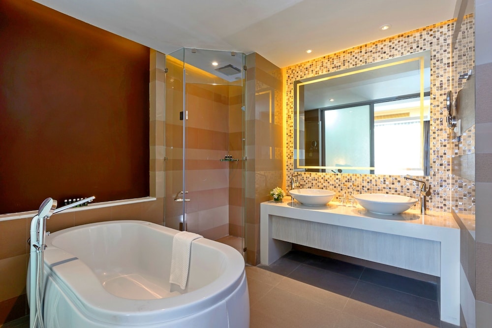 Suite Deluxe 1 Cama King del hotel Grand Mercure Phuket Patong. Foto 7