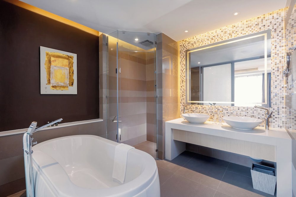 Suite Superior 1 cama King del hotel Grand Mercure Phuket Patong. Foto 3