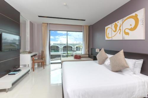 Habitación Doble Deluxe - 1 o 2 camas del hotel The Charm Resort Phuket. Foto 3