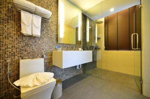 Habitación Doble Deluxe - 1 o 2 camas del hotel The Charm Resort Phuket. Foto 4