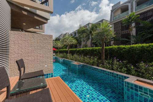 Habitación Doble Deluxe con acceso a la piscina del hotel The Charm Resort Phuket