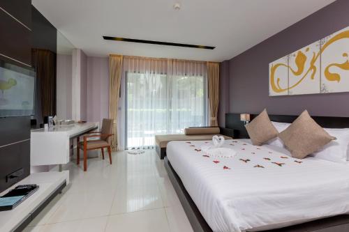 Habitación Doble Deluxe con acceso a la piscina del hotel The Charm Resort Phuket. Foto 1