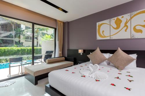 Habitación Doble Deluxe con acceso a la piscina del hotel The Charm Resort Phuket. Foto 2