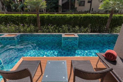 Habitación Doble Deluxe con acceso a la piscina del hotel The Charm Resort Phuket. Foto 3