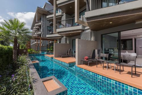 Habitación Doble Deluxe con acceso a la piscina del hotel The Charm Resort Phuket. Foto 4