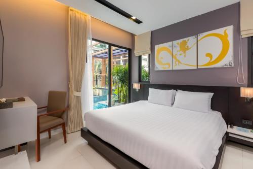 Suite Junior con acceso a la piscina del hotel The Charm Resort Phuket