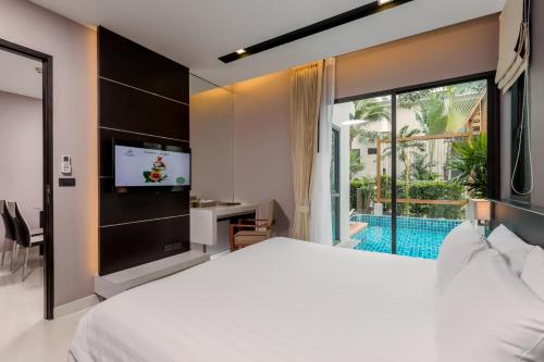 Suite Junior con acceso a la piscina del hotel The Charm Resort Phuket. Foto 1