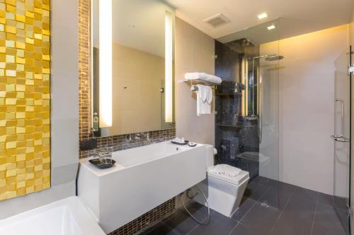 Suite Junior con acceso a la piscina del hotel The Charm Resort Phuket. Foto 3