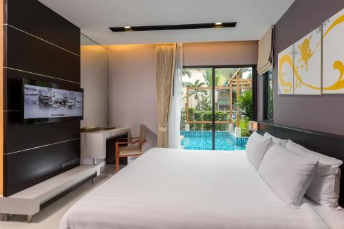 Suite Junior con acceso a la piscina del hotel The Charm Resort Phuket. Foto 4
