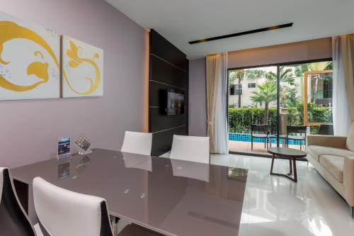Suite Junior con acceso a la piscina del hotel The Charm Resort Phuket. Foto 5