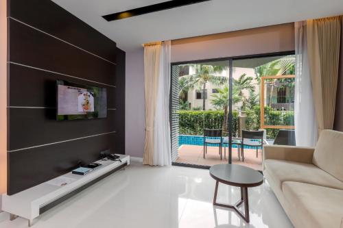 Suite Junior con acceso a la piscina del hotel The Charm Resort Phuket. Foto 6
