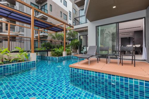 Suite Junior con acceso a la piscina del hotel The Charm Resort Phuket. Foto 7