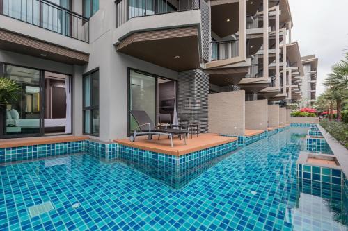 Suite Junior con acceso a la piscina del hotel The Charm Resort Phuket. Foto 8
