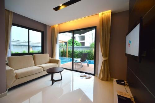 Suite Junior con acceso a la piscina del hotel The Charm Resort Phuket. Foto 10