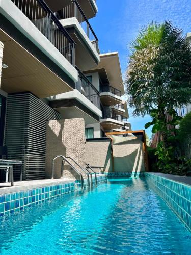 Suite Junior con acceso a la piscina del hotel The Charm Resort Phuket. Foto 11