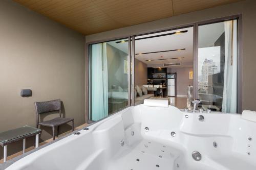 Suite Familiar de 1 dormitorio del hotel The Charm Resort Phuket. Foto 10